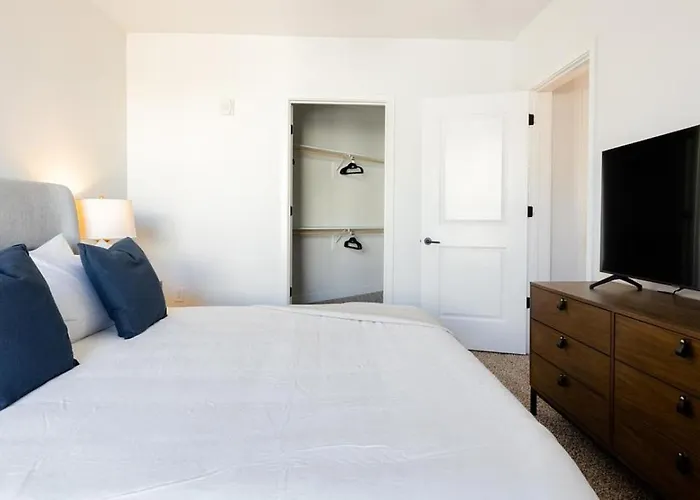Landing Modern With Amazing Amenities Apartment